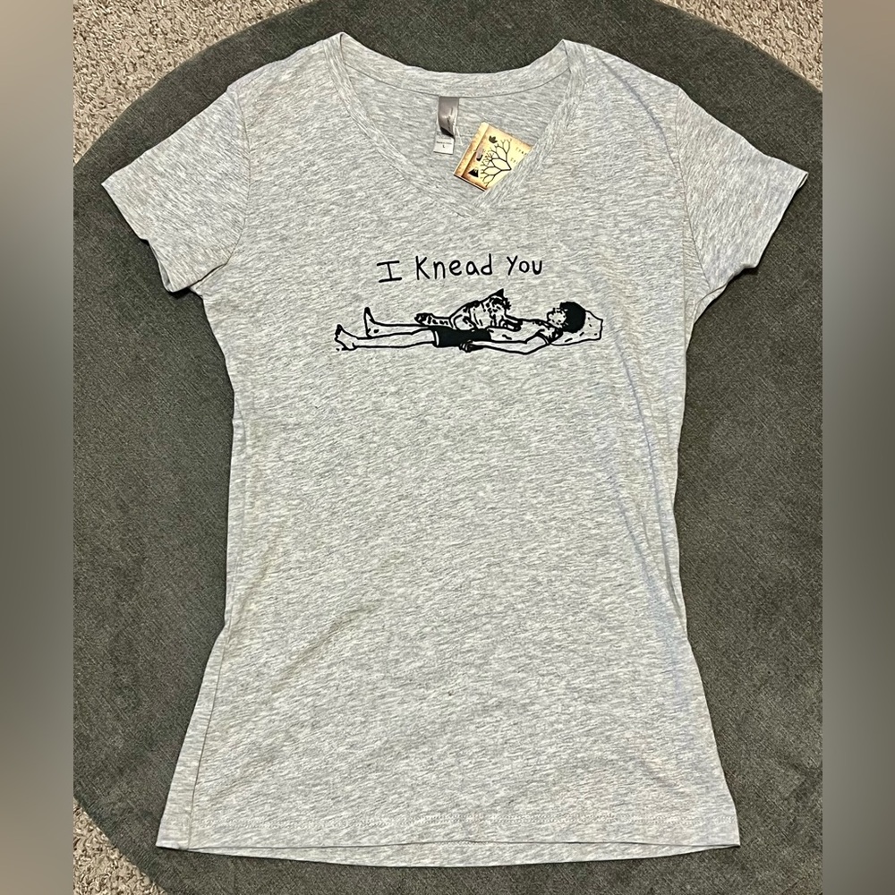 I Knead You Funny Cat Pun Womens Graphic Tee NWT *Runs Small* T-Shirt Gray - Picture 2 of 7